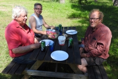 Grillmästarna tar det lugnt i skuggan