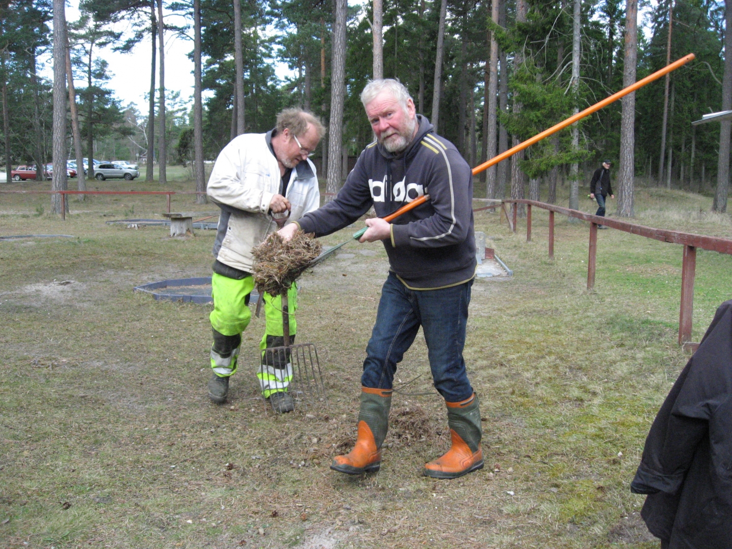 Janne Näslund och Gunnar Norrby fixar golfbanan