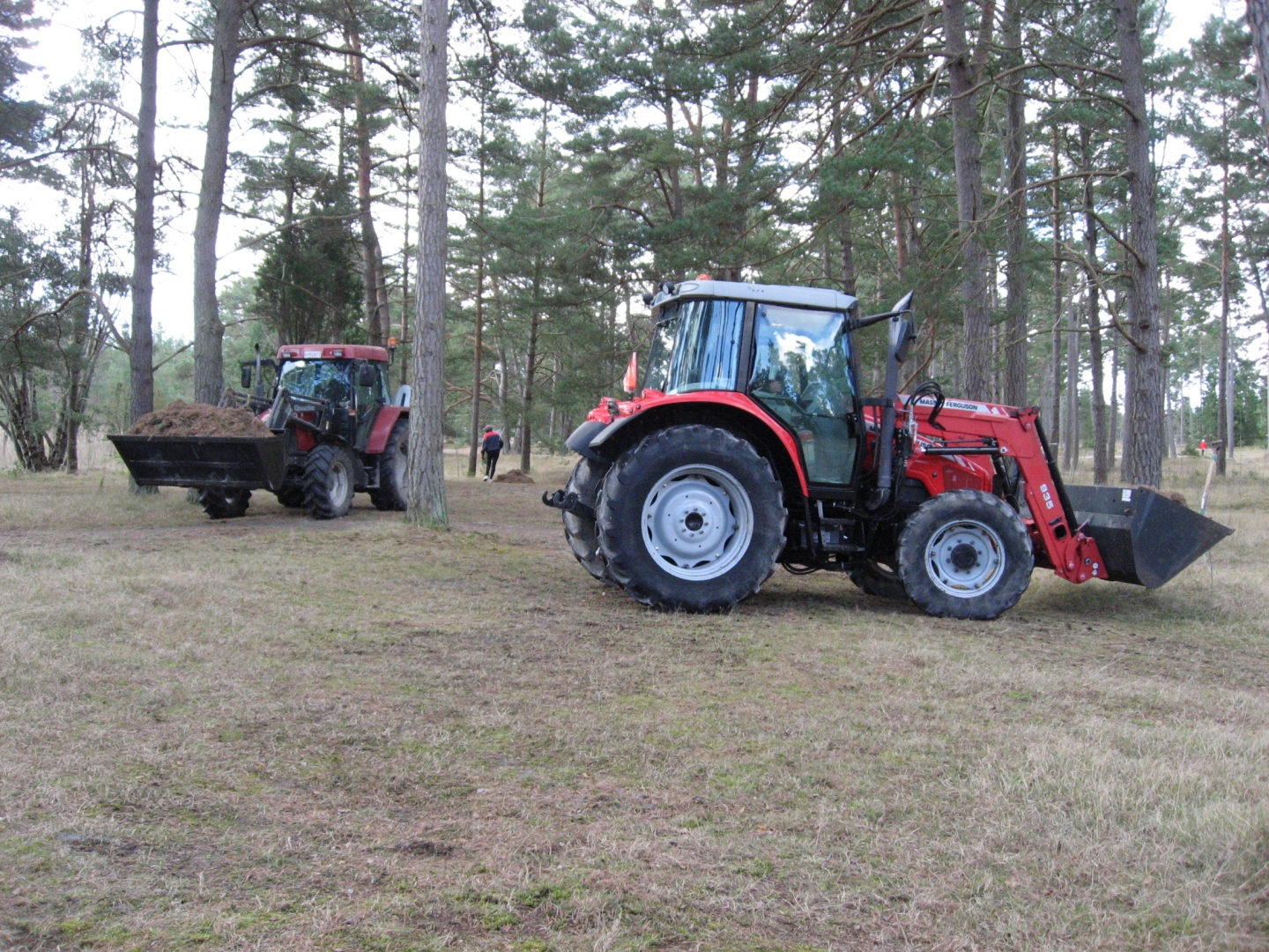 Traktorer är bra att ha en dag som denna. Björn Ansin, Kaj Wahlgren, Janne Näslund och Gunnar Norrby tog med sina